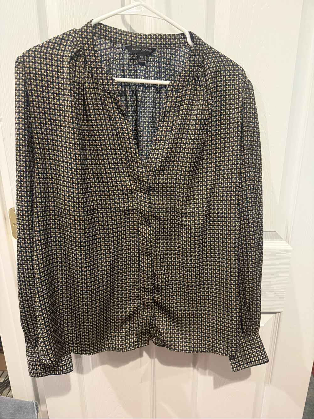 Banana Republic XL Navy & Tan/Cream Print Long Sleeve Split Neck Blouse
